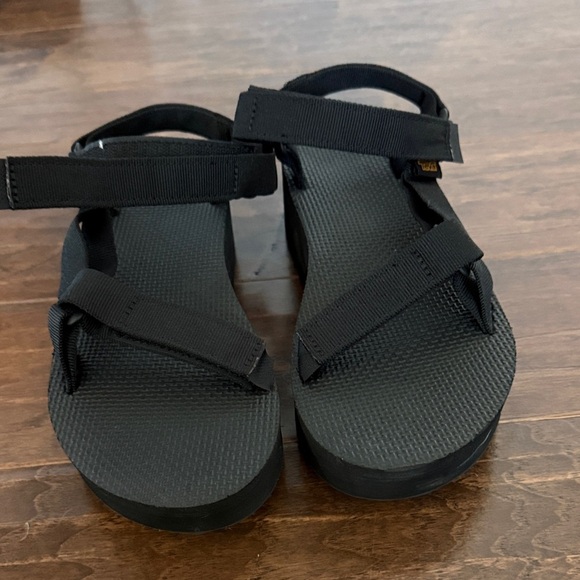Teva Stylish Black Platform Sandals - Picture 4 of 6